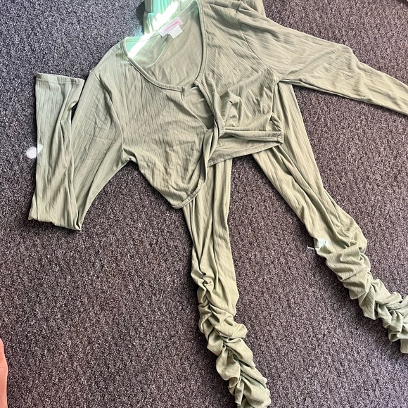 Long sleeve 2 Piece Set. Size Medium - Picture 1 of 5